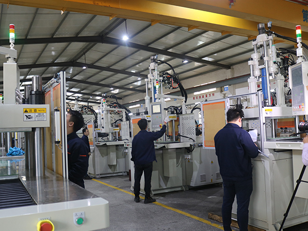 立式注塑機(jī) 立式注塑機(jī)